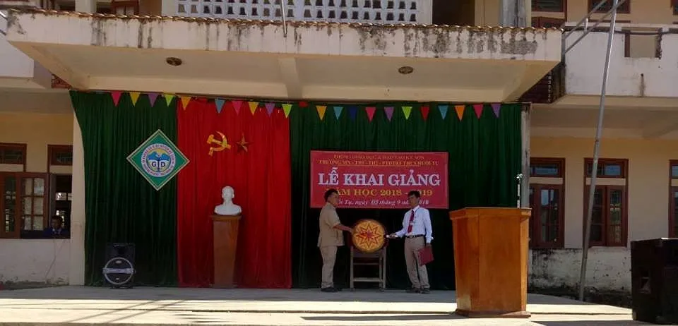 Thầy cô, học sinh vùng mưa lũ gạt bùn đất tổ chức khai giảng ảnh 6