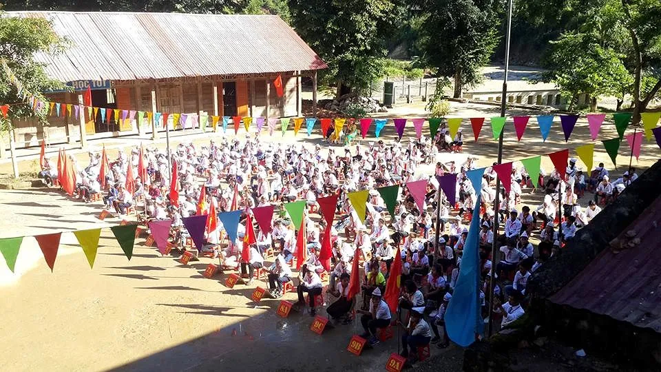 Thầy cô, học sinh vùng mưa lũ gạt bùn đất tổ chức khai giảng ảnh 7