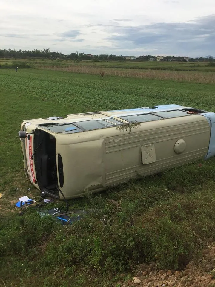 Xe chở công nhân lao xuống ruộng, nhiều người bị thương ảnh 1