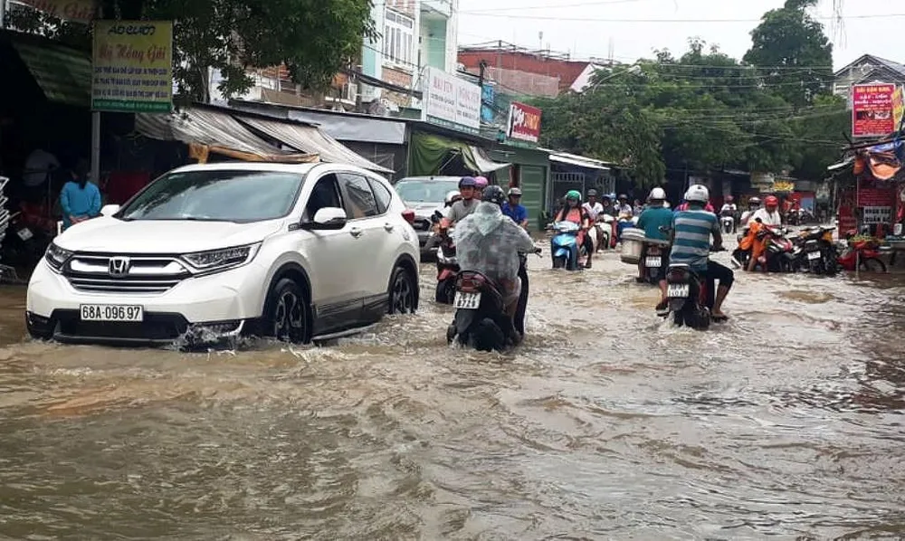 Nhiều tỉnh thành đang khắc phục hậu quả do mưa lũ gây ra ảnh 6