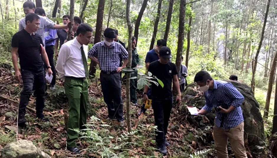 Cơ quan chức năng khám nghiệm hiện trường, nơi Thượng úy Nghĩa bị đối tượng ma túy đâm trọng thương và hi sinh. Ảnh: Công an Nghệ An