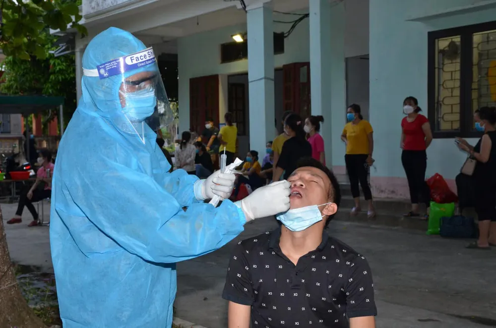 Lấy mẫu xét nghiệm cho người liên quan đến ca mắc Covid-19 tại xã Tế Nông (huyện Nông Cống). Ảnh: CDC Thanh Hóa