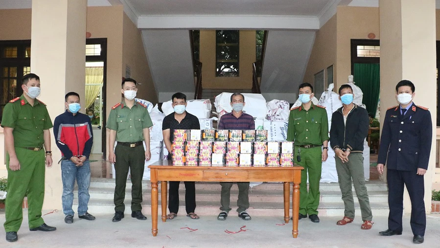4 đối tượng (mặc quần áo dân sự) và tang vật vụ án. Ảnh: Công an Nghệ An cung cấp