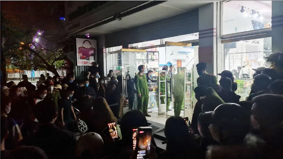 Công an vào cuộc vụ chủ cửa hàng hành hung, nhục mạ, cắt tóc, cắt áo nữ sinh trộm váy ảnh 2