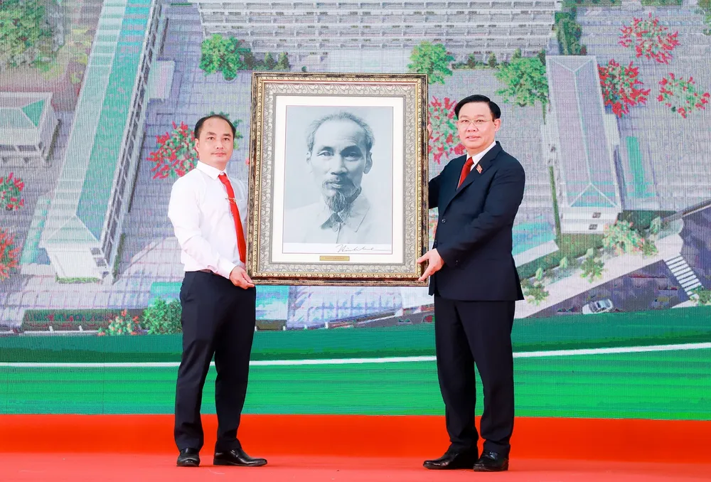 Chủ tịch Quốc hội Vương Đình Huệ: Đảng và Nhà nước luôn đặc biệt coi trọng giáo dục và đào tạo ảnh 2 Chủ tịch Quốc hội Vương Đình Huệ: Đảng và Nhà nước luôn đặc biệt coi trọng giáo dục và đào tạo ảnh 2