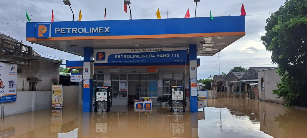 Tìm thấy thi thể hai vợ chồng bị lũ cuốn trôi khi đi khám bệnh  ảnh 5