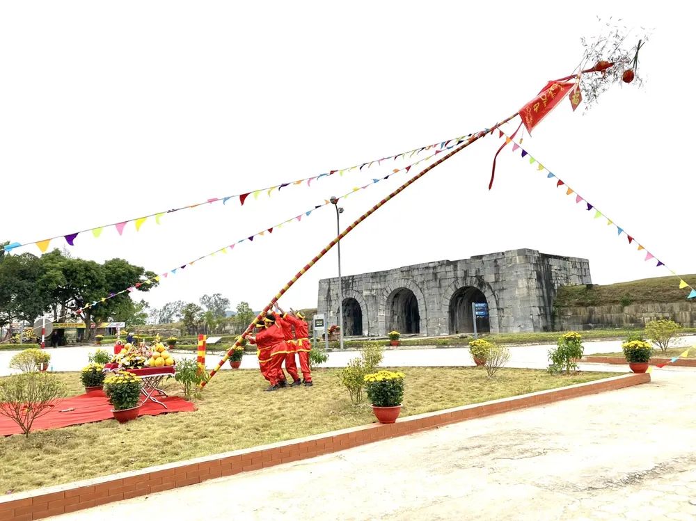 Lễ thượng nêu ngày tết tại Di sản văn hóa thế giới Thành Nhà Hồ