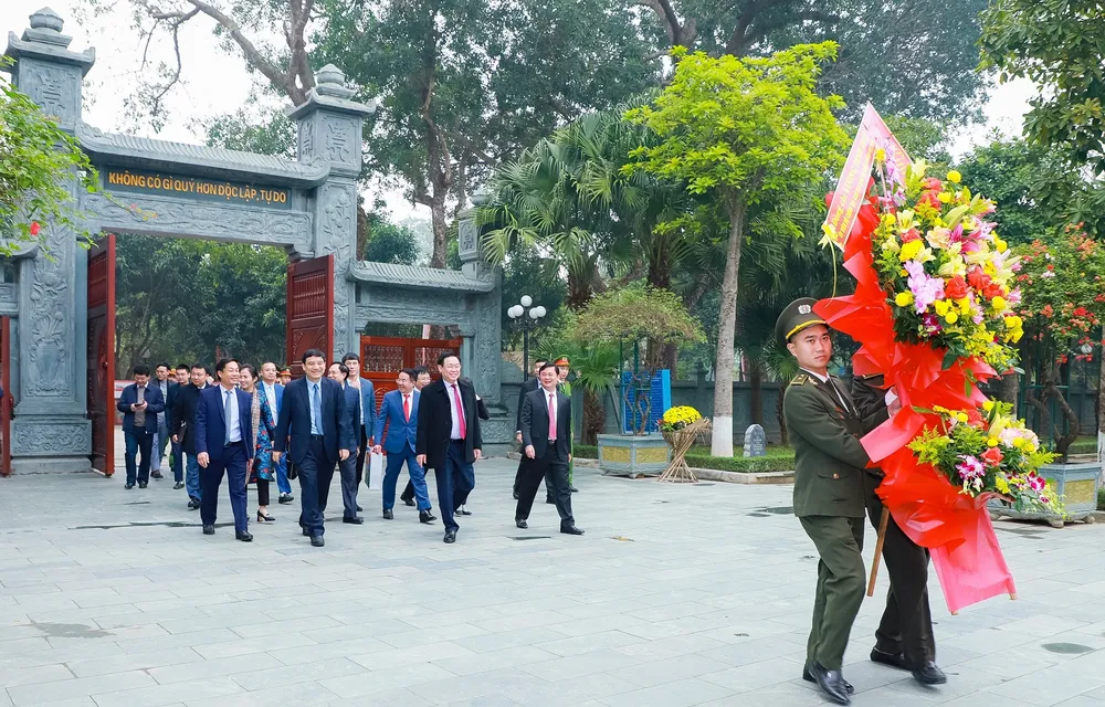 Chủ tịch Quốc hội Vương Đình Huệ và đoàn công tác đến Khu di tích Kim Liên (huyện Nam Đàn, Nghệ An) dâng hương tưởng niệm Chủ tịch Hồ Chí Minh