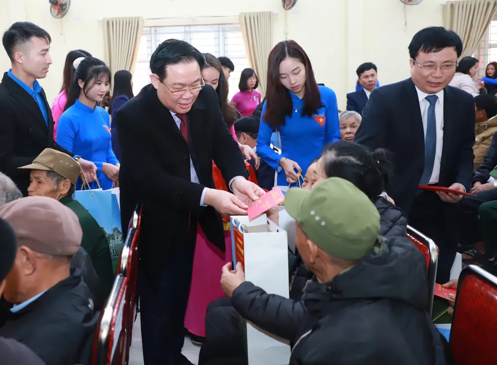 Chủ tịch Quốc hội Vương Đình Huệ tặng quà cho gia đình chính sách, hộ nghèo tại huyện Nam Đàn