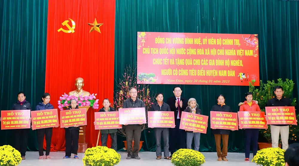 Chủ tịch Quốc hội Vương Đình Huệ hỗ trợ kinh phí xây dựng nhà đại đoàn kết cho các hộ nghèo, khó khăn về nhà ở tại huyện Nam Đàn