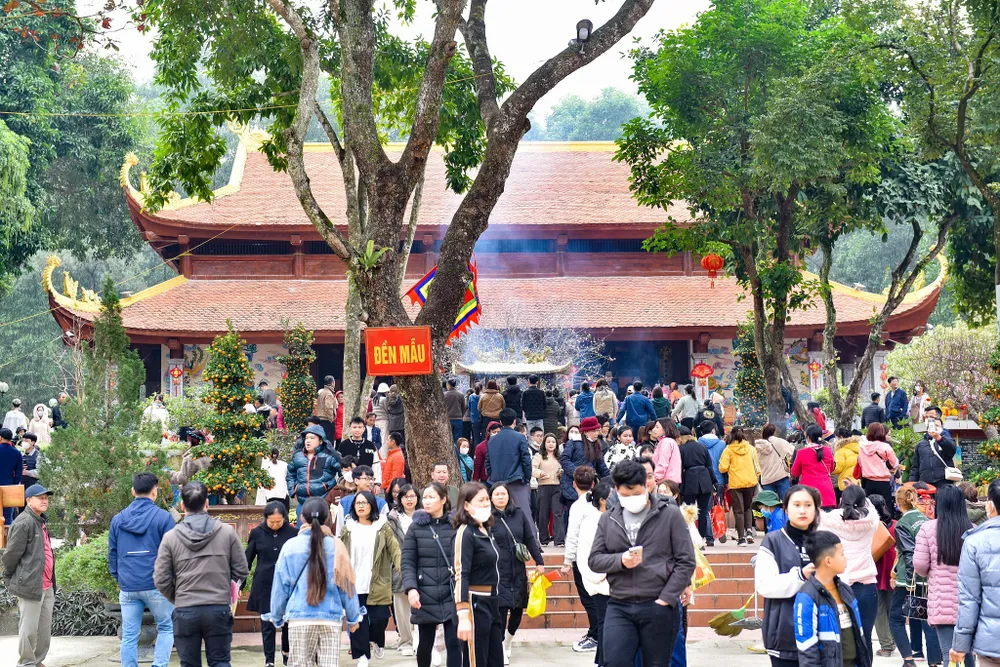 Dâng lễ tại đền thờ Mẫu