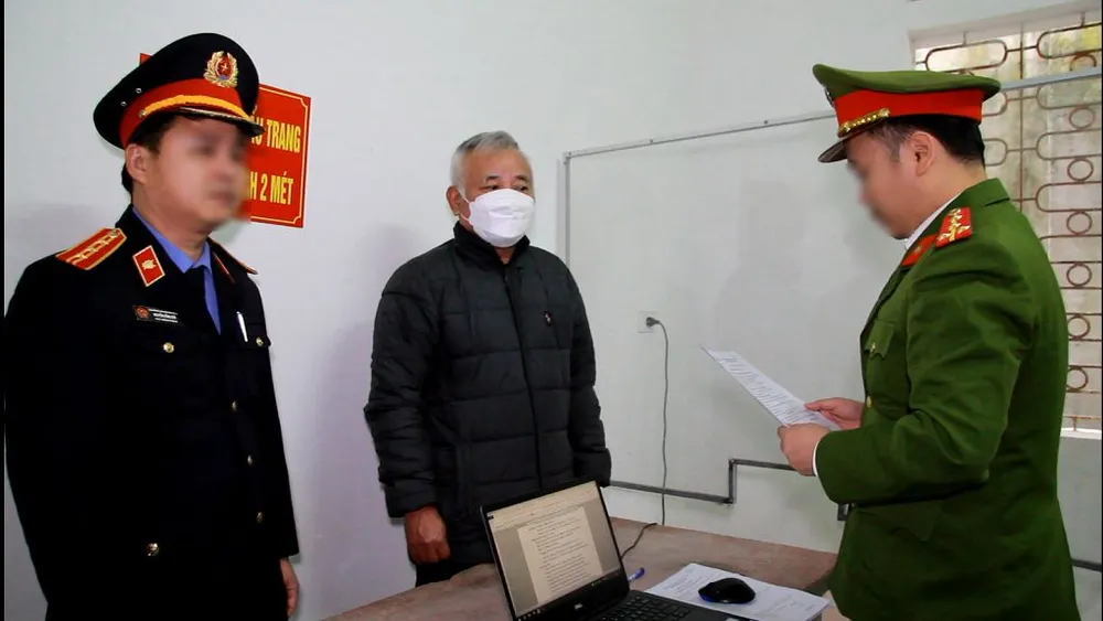 Cơ quan CSĐT đọc lệnh khởi tố Phan Văn Nhâm. Ảnh: Công an Nghệ An Cơ quan CSĐT đọc lệnh khởi tố Phan Văn Nhâm. Ảnh: Công an Nghệ An