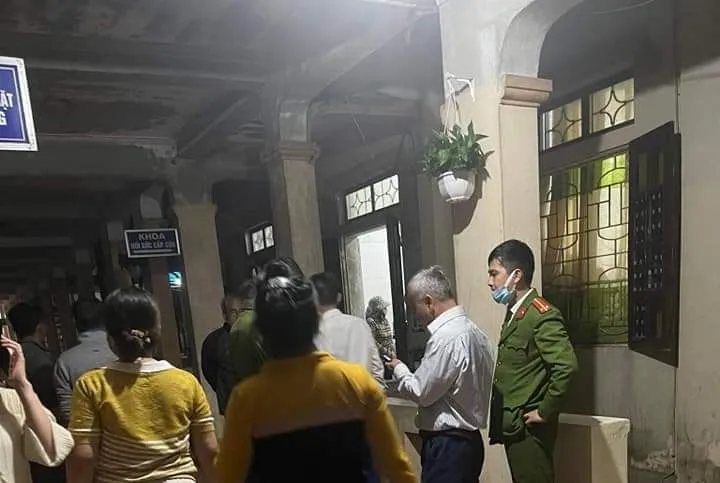 Người nhà đưa các bệnh nhân đến Bệnh viện Đa khoa huyện Quỳnh Lưu cấp cứu. Ảnh: T.C Người nhà đưa các bệnh nhân đến Bệnh viện Đa khoa huyện Quỳnh Lưu cấp cứu. Ảnh: T.C