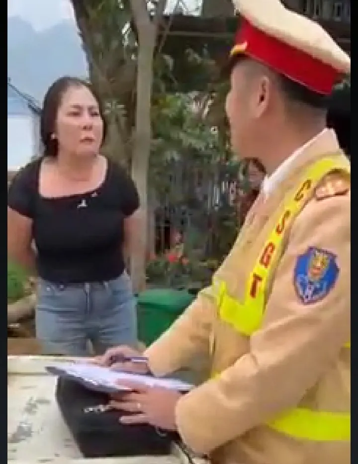 Nguyễn Thị Ng. xúc phạm, chửi bới cảnh sát giao thông. Ảnh cắt từ clip