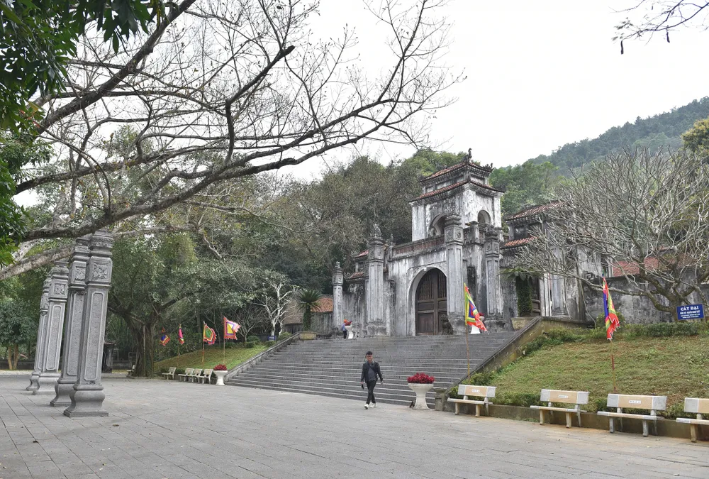 Đền Bà Triệu tọa lạc trên núi Gai, xã Triệu Lộc (huyện Hậu Lộc, Thanh Hóa) Đền Bà Triệu tọa lạc trên núi Gai, xã Triệu Lộc (huyện Hậu Lộc, Thanh Hóa)