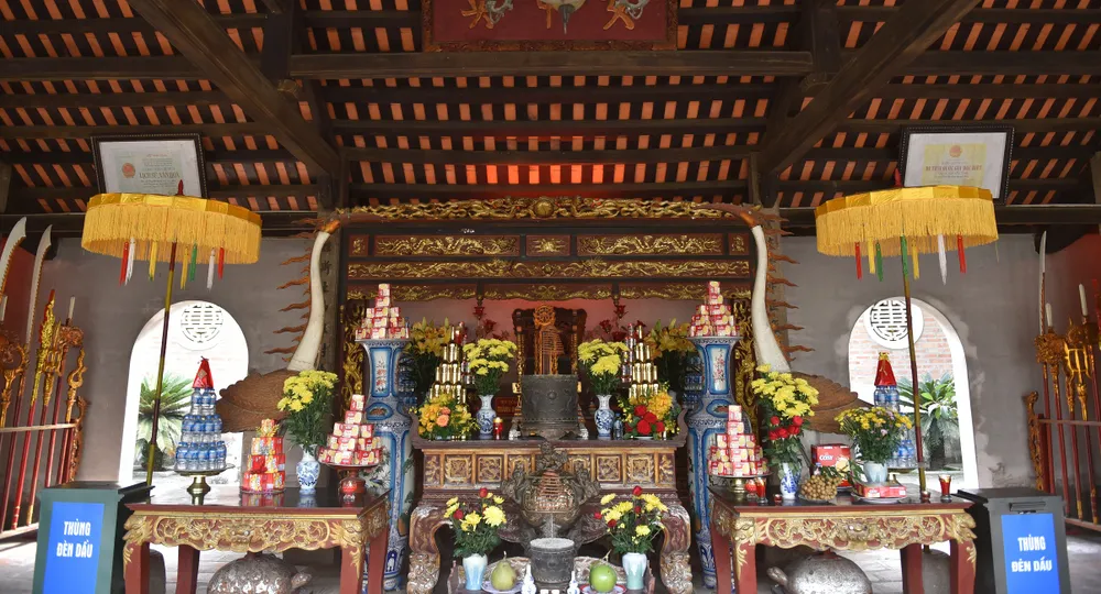 Bàn thờ Bà Triệu uy nghiêm, cổ kính Bàn thờ Bà Triệu uy nghiêm, cổ kính