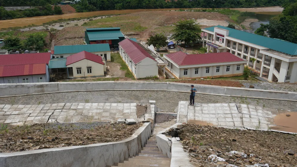 Công trình chống sạt lở núi phía trên cụm công trình công sở xã và Trường Phổ thông dân tộc bán trú - THCS Trung Thành xuất hiện các vết nứt và sạt trượt