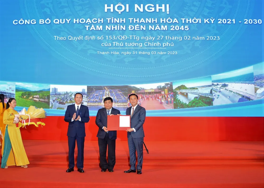 Được sự ủy quyền của Thủ tướng Chính phủ, Bộ trưởng Bộ KH-ĐT Nguyễn Chí Dũng trao quyết định của Thủ tướng Chính phủ về quy hoạch tỉnh Thanh Hóa cho lãnh đạo tỉnh Thanh Hóa Được sự ủy quyền của Thủ tướng Chính phủ, Bộ trưởng Bộ KH-ĐT Nguyễn Chí Dũng trao quyết định của Thủ tướng Chính phủ về quy hoạch tỉnh Thanh Hóa cho lãnh đạo tỉnh Thanh Hóa