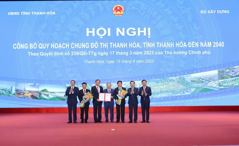 Bộ trưởng Bộ Xây dựng Nguyễn Thanh Nghị (thứ 2 từ phải sang) và lãnh đạo tỉnh Thanh Hóa trao Quyết định của Thủ tướng Chính phủ về quy hoạch đô thị Thanh Hóa cho lãnh đạo TP Thanh Hóa và huyện Đông Sơn