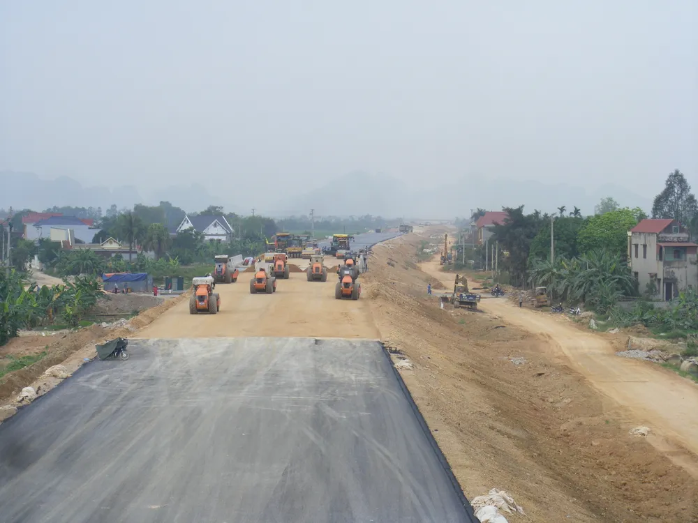 Công trường thi công cao tốc đoạn từ nút giao Đông Xuân đến đường Nghi Sơn - Thọ Xuân Công trường thi công cao tốc đoạn từ nút giao Đông Xuân đến đường Nghi Sơn - Thọ Xuân