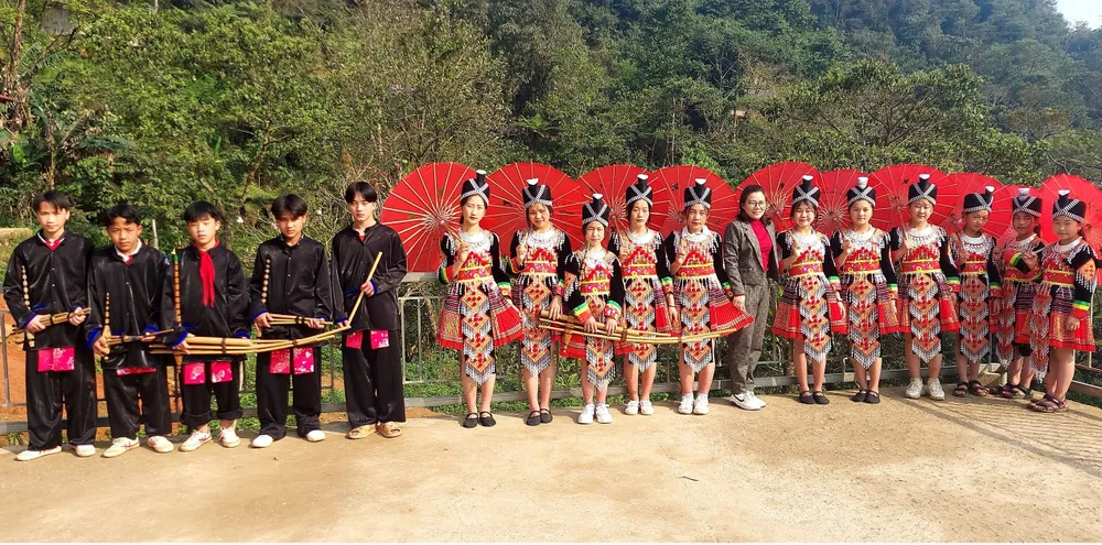 Câu lạc bộ Bảo tồn nghệ thuật dân gian dân tộc H’Mông - Trường PTCS Dân tộc bán trú Tây Sơn Câu lạc bộ Bảo tồn nghệ thuật dân gian dân tộc H’Mông - Trường PTCS Dân tộc bán trú Tây Sơn