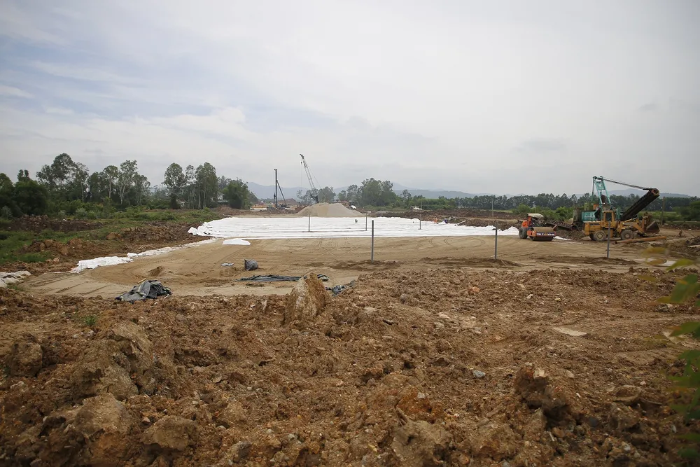 Nhiều đoạn trên công trình cao tốc Diễn Châu - Bãi Vọt vẫn còn ngổn ngang