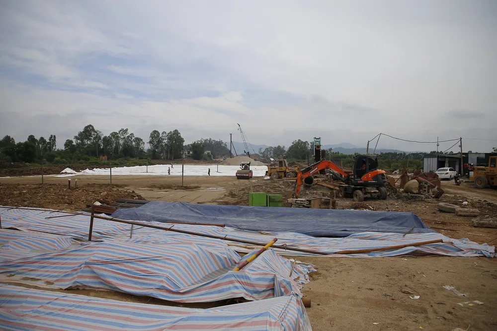 Một đoạn tại địa bàn xã Hưng Trung (huyện Hưng Nguyên), máy móc được huy động nhưng đường vẫn chưa thành hình hài