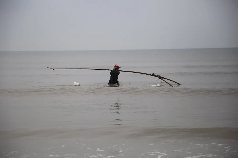 Một mình lầm lũi giữa biển khơi Một mình lầm lũi giữa biển khơi