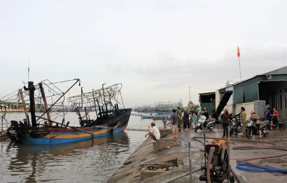 Người dân vẫn còn hoang mang sau vụ cháy tàu