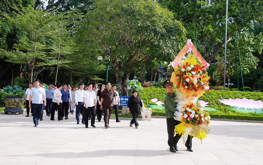 Phó Chủ tịch Quốc hội Trần Quang Phương tới dâng hoa, dâng hương tưởng niệm Chủ tịch Hồ Chí Minh tại Khu di tích Kim Liên (huyện Nam Đàn) Phó Chủ tịch Quốc hội Trần Quang Phương tới dâng hoa, dâng hương tưởng niệm Chủ tịch Hồ Chí Minh tại Khu di tích Kim Liên (huyện Nam Đàn)