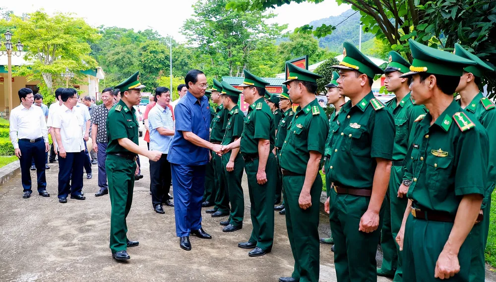 Phó Chủ tịch Quốc hội Trần Quang Phương thăm và làm việc tại Đồn Biên phòng Thông Thụ (tại huyện Quế Phong) Phó Chủ tịch Quốc hội Trần Quang Phương thăm và làm việc tại Đồn Biên phòng Thông Thụ (tại huyện Quế Phong)