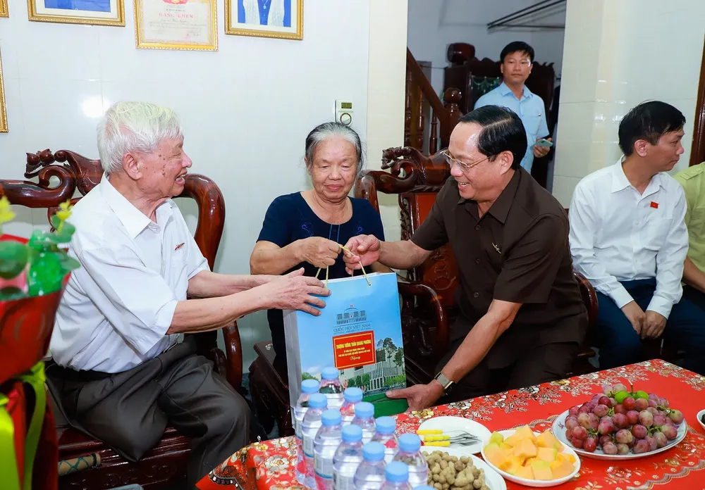 Phó Chủ tịch Quốc hội Trần Quang Phương tặng quà thương binh hạng 2/4 Hoàng Nguyên ở xã Kim Liên (huyện Nam Đàn) Phó Chủ tịch Quốc hội Trần Quang Phương tặng quà thương binh hạng 2/4 Hoàng Nguyên ở xã Kim Liên (huyện Nam Đàn)