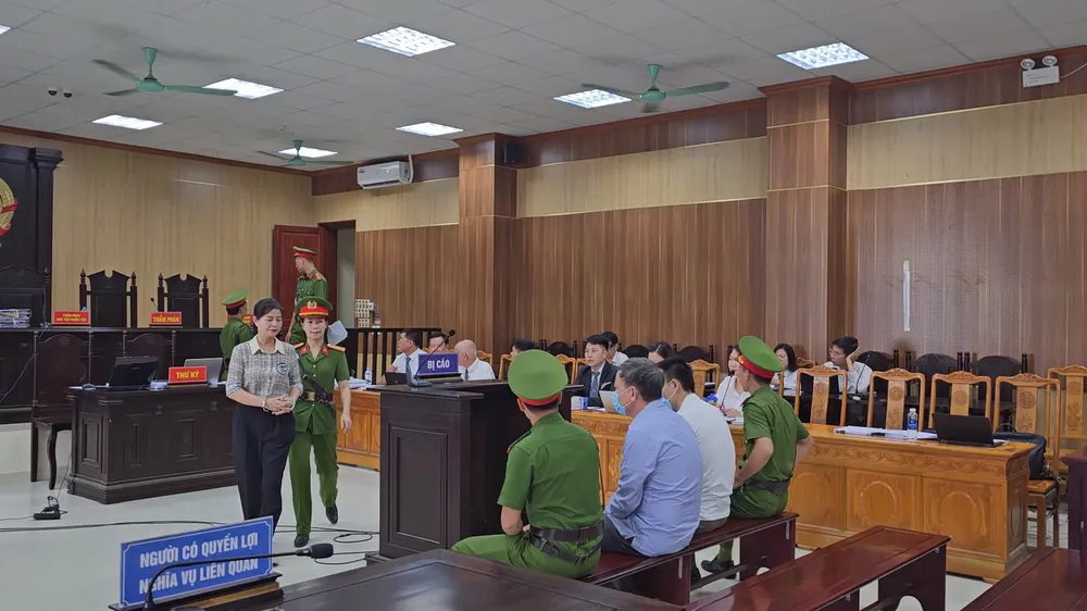 Bị cáo Phạm Thị Hằng được dẫn giải vào phòng xét xử