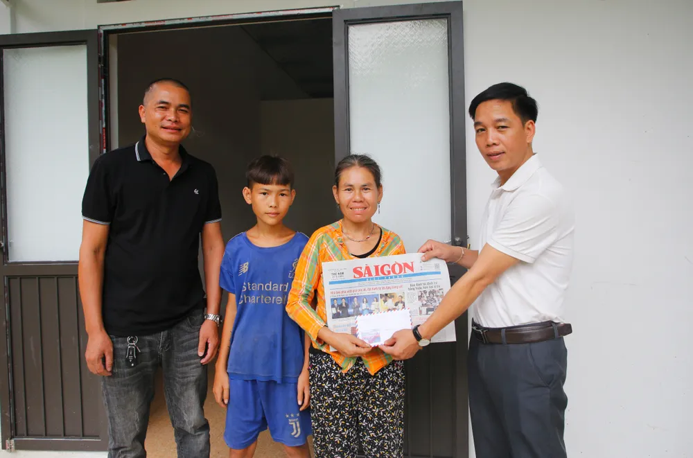 Thay mặt Báo SGGP, ông Lương Văn Năm, Chủ tịch UBND xã Châu Phong (phải ảnh) trao quà cho mẹ con chị Sờn Thị Dương Thay mặt Báo SGGP, ông Lương Văn Năm, Chủ tịch UBND xã Châu Phong (phải ảnh) trao quà cho mẹ con chị Sờn Thị Dương