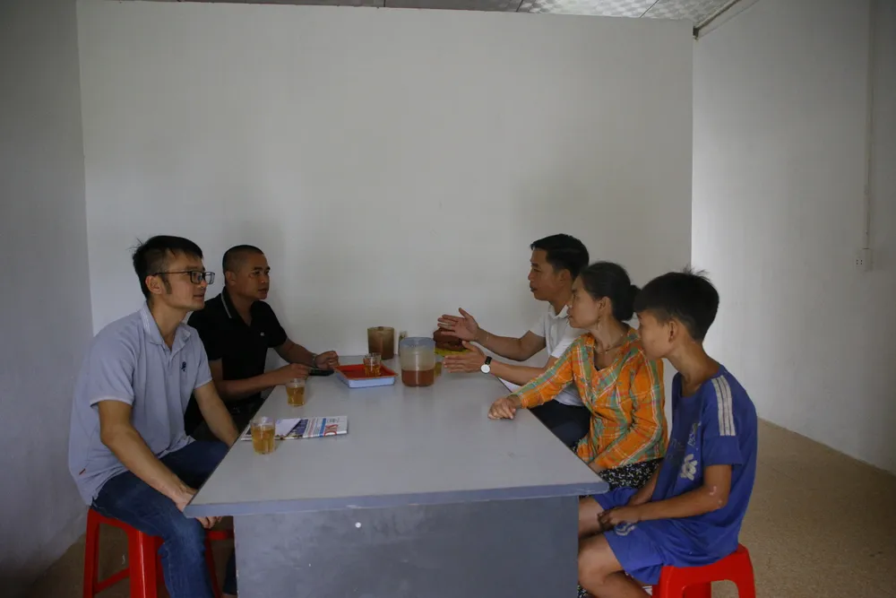 Các nhà hảo tâm trò chuyện với mẹ con chị Dương Các nhà hảo tâm trò chuyện với mẹ con chị Dương