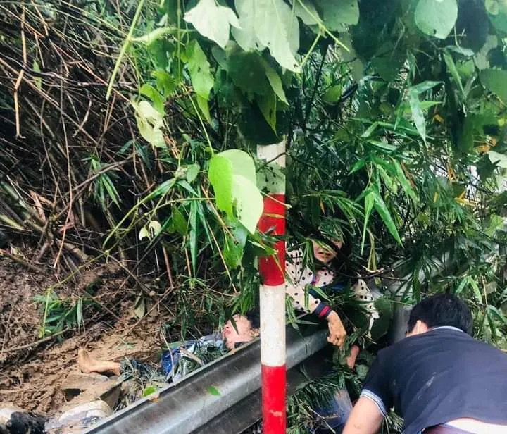 Hai cô giáo đang được đưa ra khỏi điểm sạt lở. Ảnh: T.D