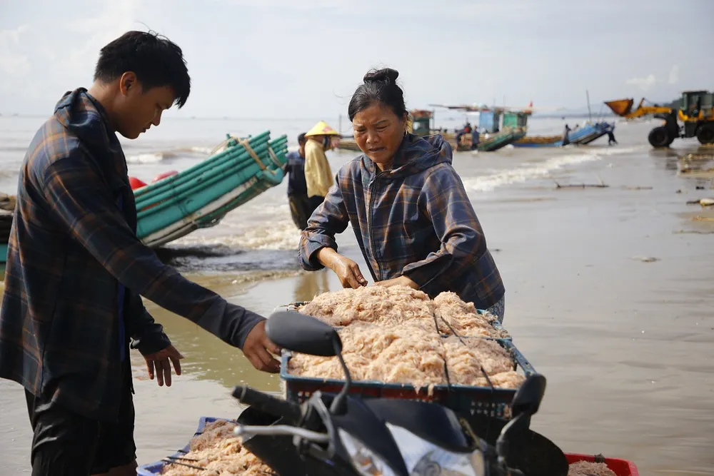 Sau khi vào bờ bán moi cho thương lái và nghỉ ngơi, ăn uống, ngư dân sẽ tiếp tục ra khơi. Ảnh: DUY CƯỜNG