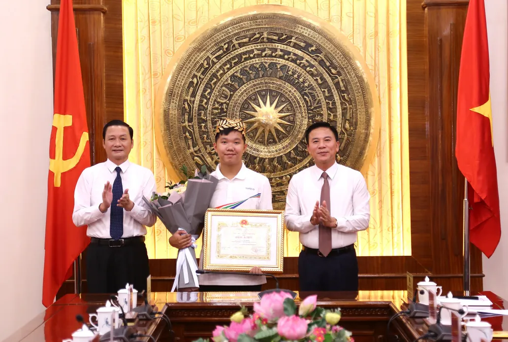 Ông Đỗ Minh Tuấn, Chủ tịch UBND tỉnh Thanh Hóa (bên trái) và ông Đỗ Trọng Hưng, Bí thư Tỉnh ủy Thanh Hóa (bên phải) tặng Bằng khen và phần thưởng đến Lê Xuân Mạnh Ông Đỗ Minh Tuấn, Chủ tịch UBND tỉnh Thanh Hóa (bên trái) và ông Đỗ Trọng Hưng, Bí thư Tỉnh ủy Thanh Hóa (bên phải) tặng Bằng khen và phần thưởng đến Lê Xuân Mạnh