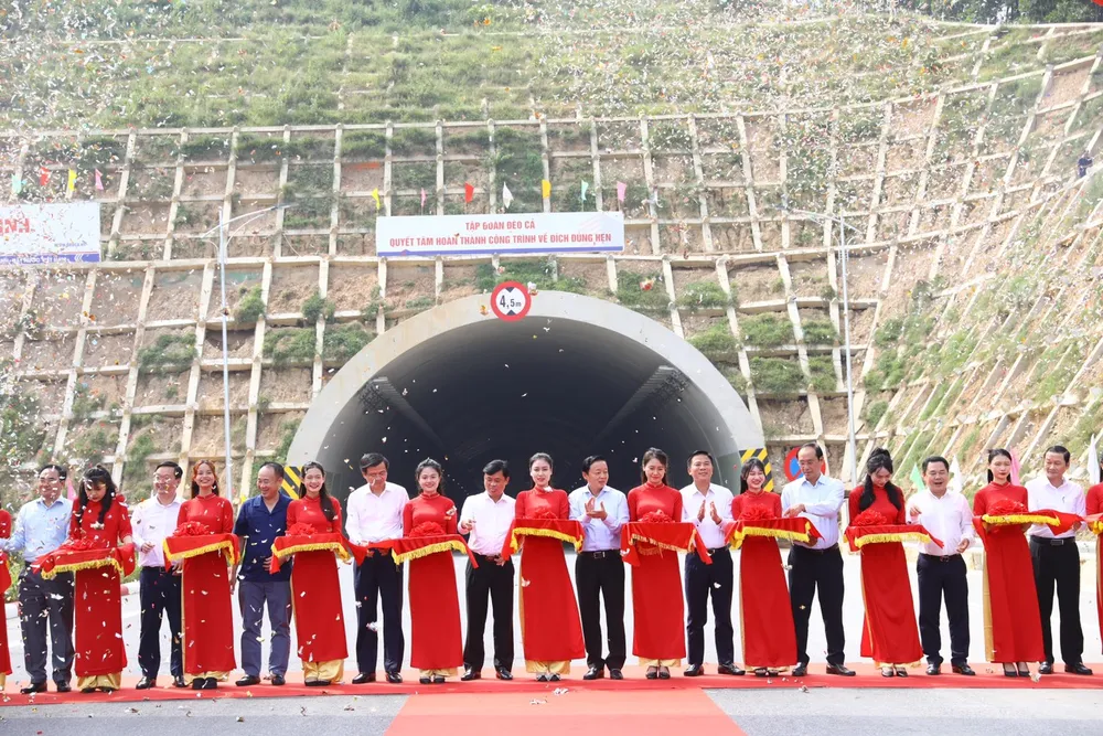 Phó Thủ tướng Trần Hồng Hà cùng lãnh đạo các bộ, ngành, tỉnh Thanh Hóa và Nghệ An cắt băng khánh thành cao tốc đoạn Quốc lộ 45-Nghi Sơn, Nghi Sơn-Diễn Châu Phó Thủ tướng Trần Hồng Hà cùng lãnh đạo các bộ, ngành, tỉnh Thanh Hóa và Nghệ An cắt băng khánh thành cao tốc đoạn Quốc lộ 45-Nghi Sơn, Nghi Sơn-Diễn Châu