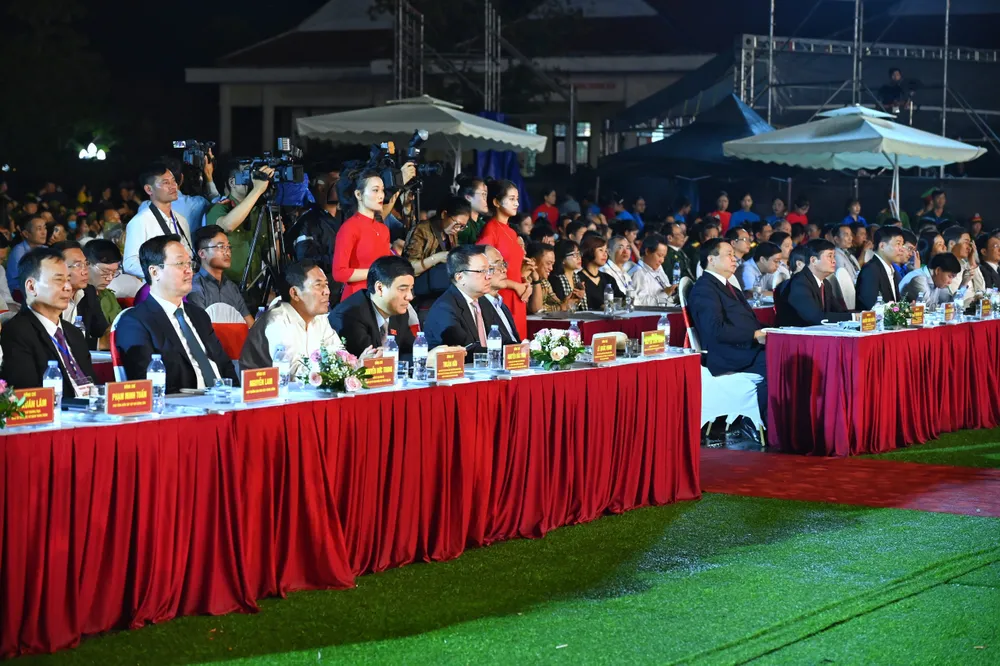 Các đại biểu tham dự chương trình nghệ thuật Các đại biểu tham dự chương trình nghệ thuật