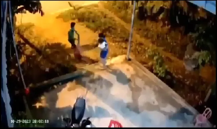 Tình huống anh Dương V.L. cầm chân con gái quẳng ra đường. Ảnh cắt từ camera an ninh