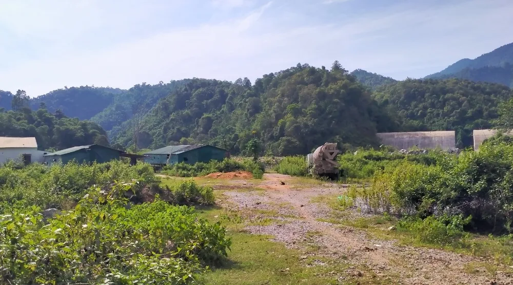 Khu lán trại công trường cây cối mọc um tùm Khu lán trại công trường cây cối mọc um tùm