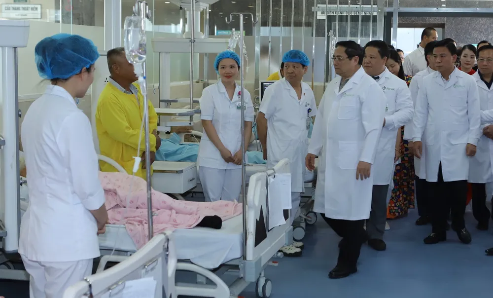 Thủ tướng Phạm Minh Chính thăm bệnh nhân đang điều trị tại Bệnh viện đa khoa Quốc tế Hợp Lực - Nghi Sơn