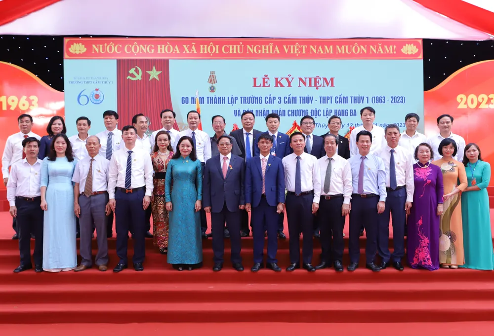 Thủ tướng Phạm Minh Chính chụp ảnh kỷ niệm với đại diện các thế hệ thầy và trò Trường THPT Cẩm Thủy 1 Thủ tướng Phạm Minh Chính chụp ảnh kỷ niệm với đại diện các thế hệ thầy và trò Trường THPT Cẩm Thủy 1