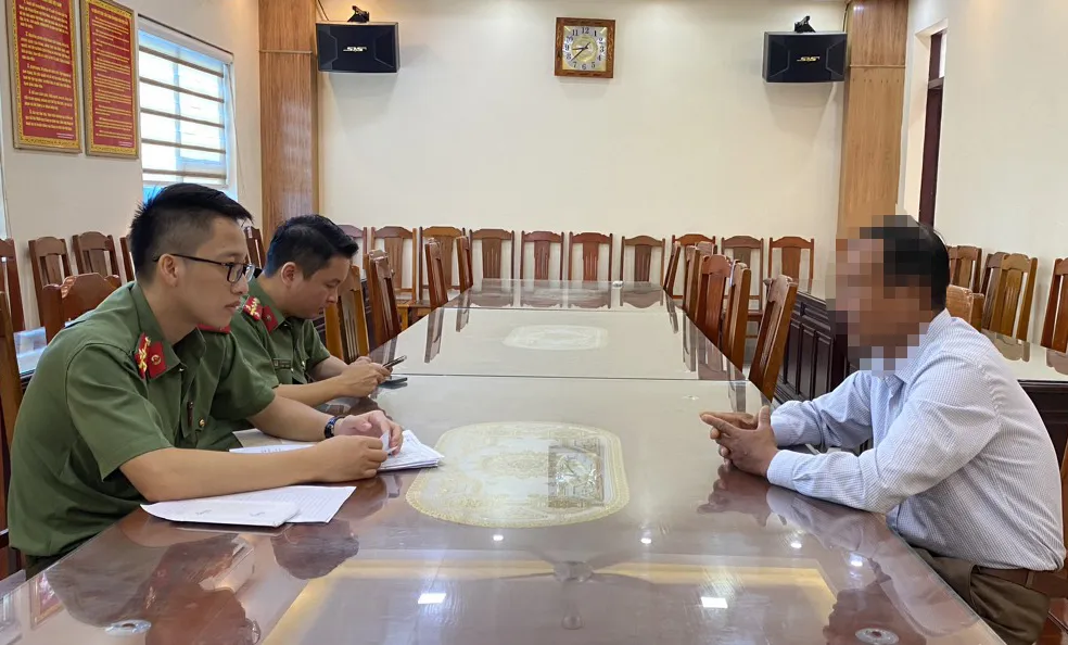 Cơ quan công an làm việc với ông T. Ảnh: CÔNG AN THANH HÓA