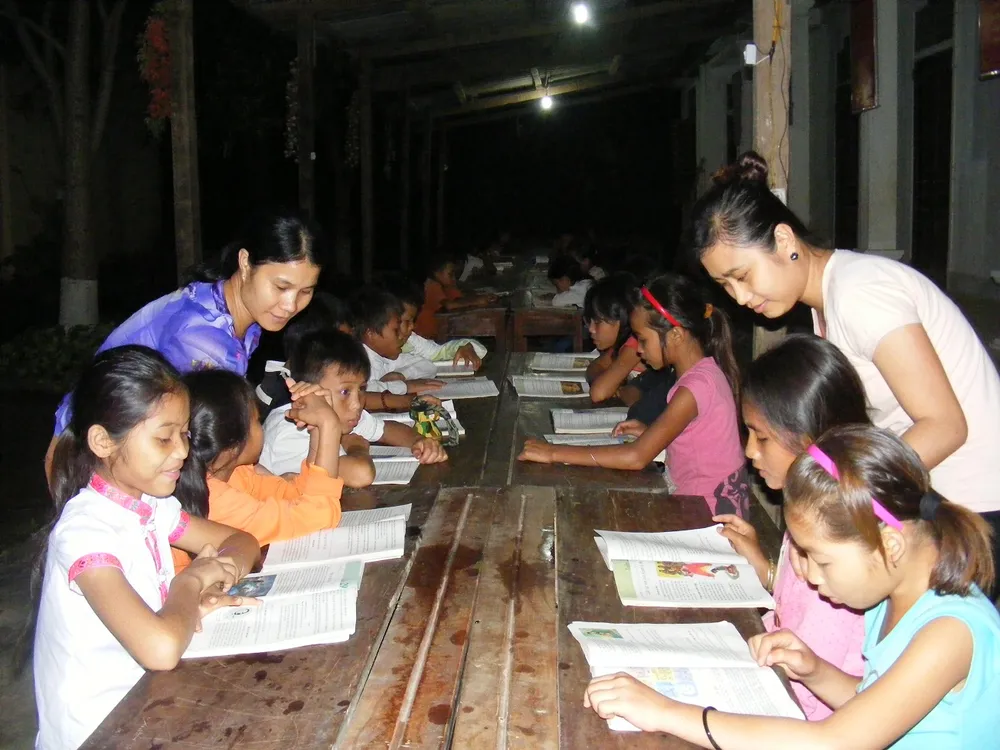 Các giáo viên ở Mường Típ (huyện Kỳ Sơn, Nghệ An) hướng dẫn học sinh học bài ban đêm. Ảnh minh họa Các giáo viên ở Mường Típ (huyện Kỳ Sơn, Nghệ An) hướng dẫn học sinh học bài ban đêm. Ảnh minh họa