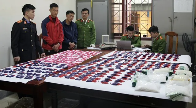 Xồng Bá Tồng và Xồng Bá Đà (mặc thường phục) cùng tang vật. Ảnh: CÔNG AN NGHỆ AN doi-tuong-va-tang-vat-9733.jpeg