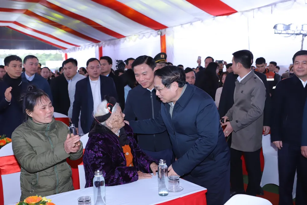 Thủ tướng Phạm Minh Chính ân cần thăm hỏi gia đình người có công, gia đình chính sách 1-7988.jpg