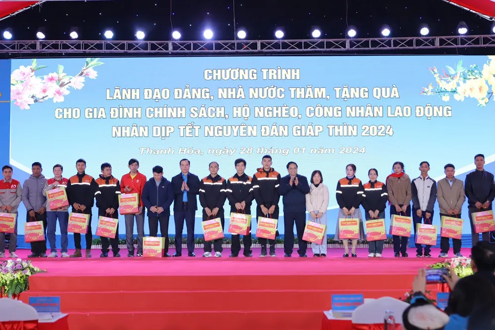 Thủ tướng Phạm Minh Chính tặng quà tết công nhân, người lao động có hoàn cảnh khó khăn 5-8243.jpg