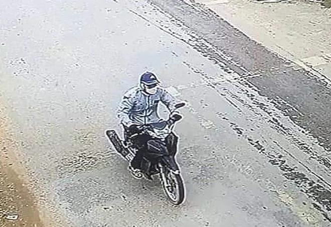 Hình ảnh nghi phạm sau khi cướp ngân hàng lên xe máy bỏ chạy. Ảnh: CÔNG AN NGHỆ AN doi-tuong-1792.jpg